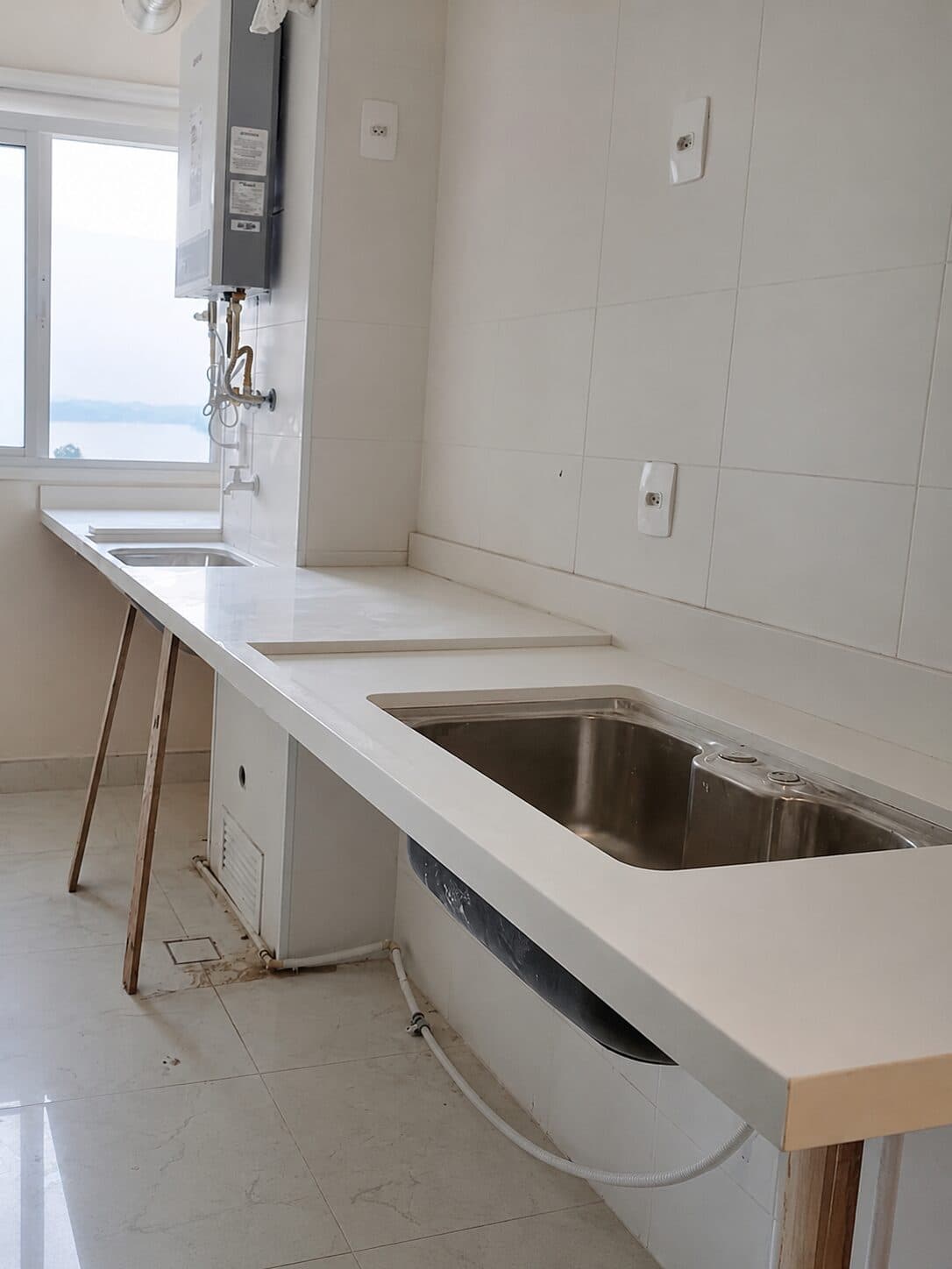 Cozinha com bancada e acabamento em pedra — projeto 06