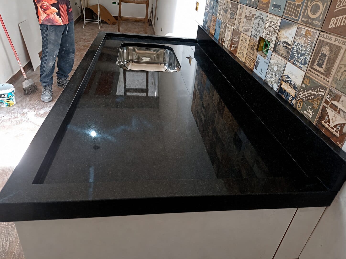 Cozinha com bancada e acabamento em pedra — projeto 07