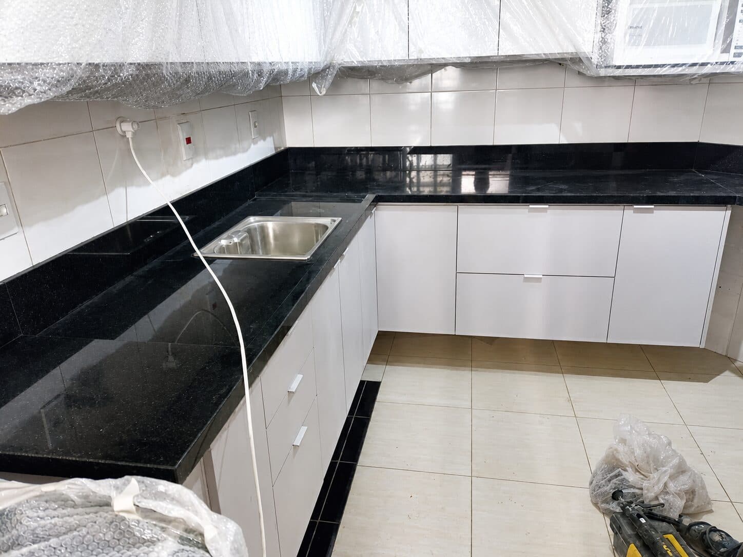 Cozinha com bancada e acabamento em pedra — projeto 08