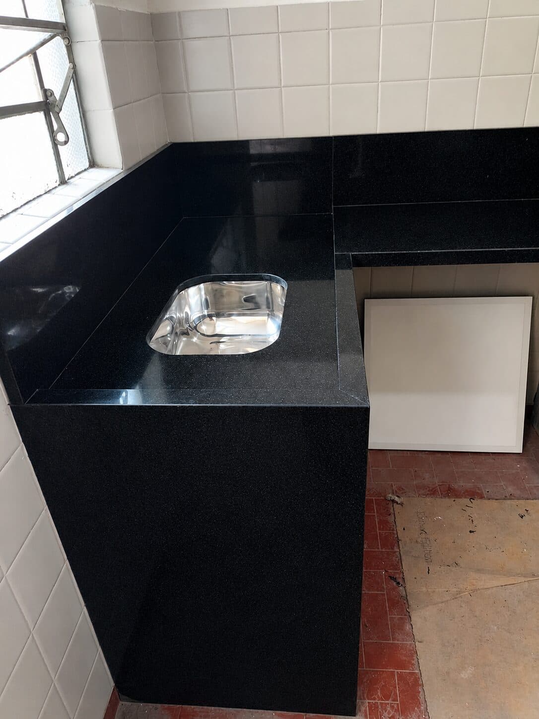 Cozinha com bancada e acabamento em pedra — projeto 09