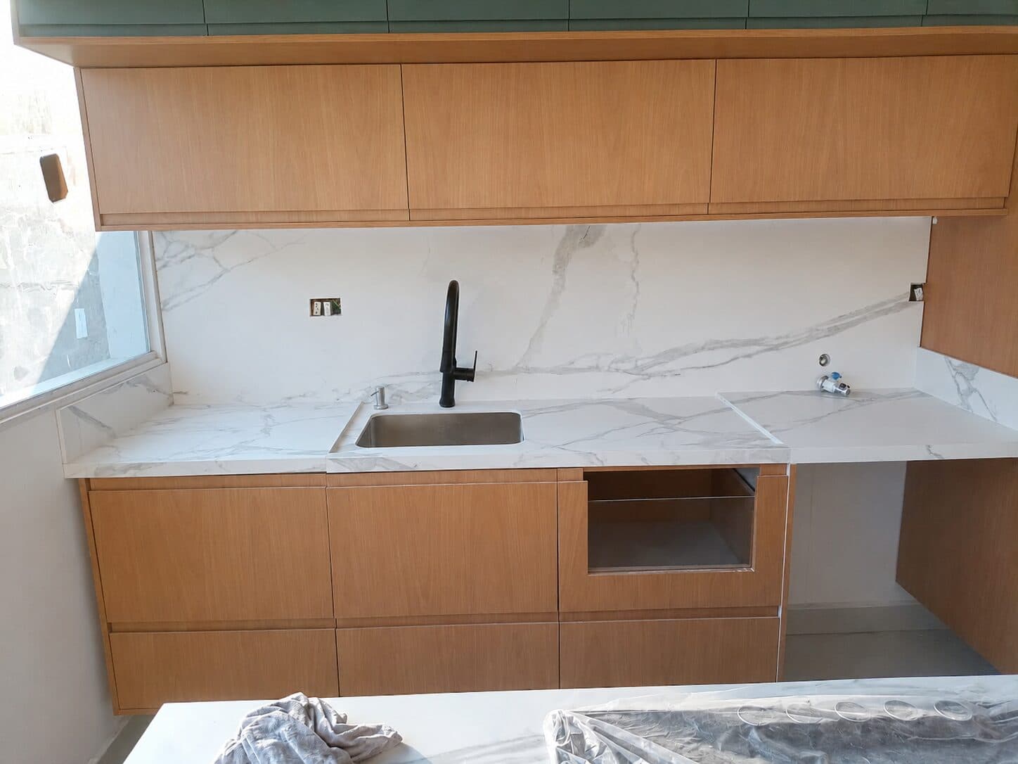 Cozinha com bancada e acabamento em pedra — projeto 10