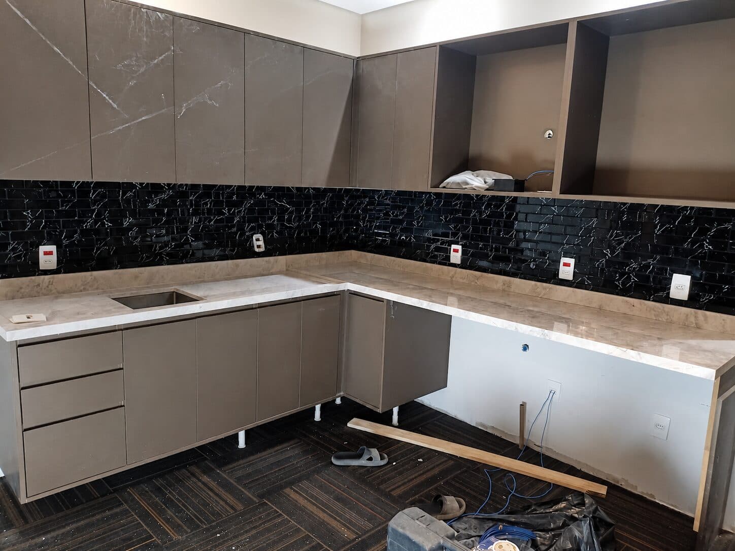 Cozinha com bancada e acabamento em pedra — projeto 11