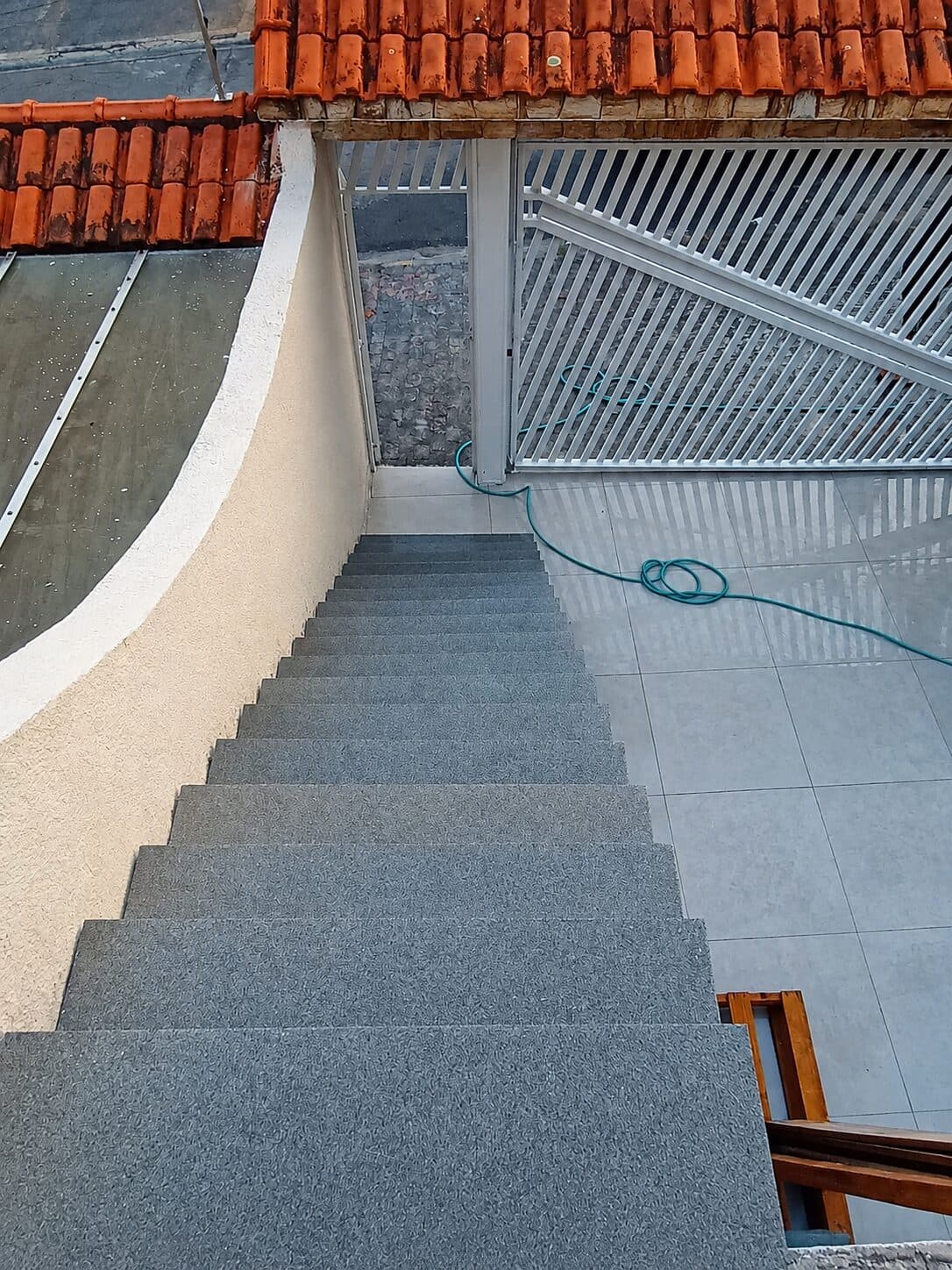 Escada revestida em pedra — projeto 04