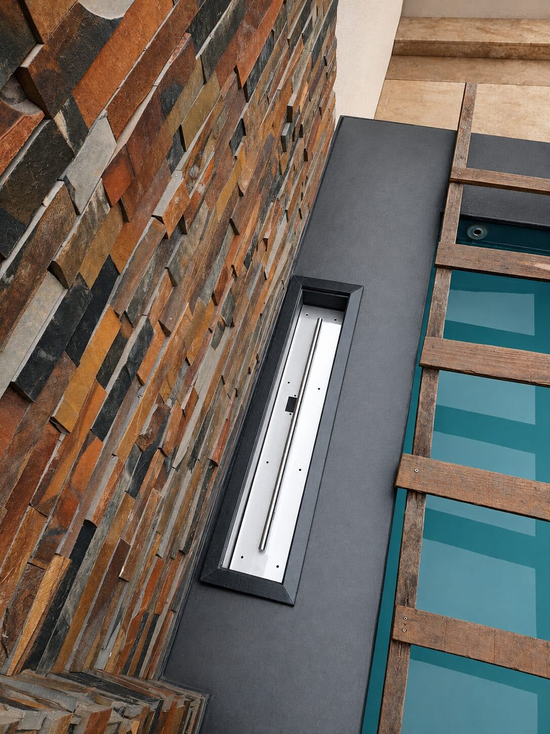 Borda de piscina com acabamento em pedra — projeto 02