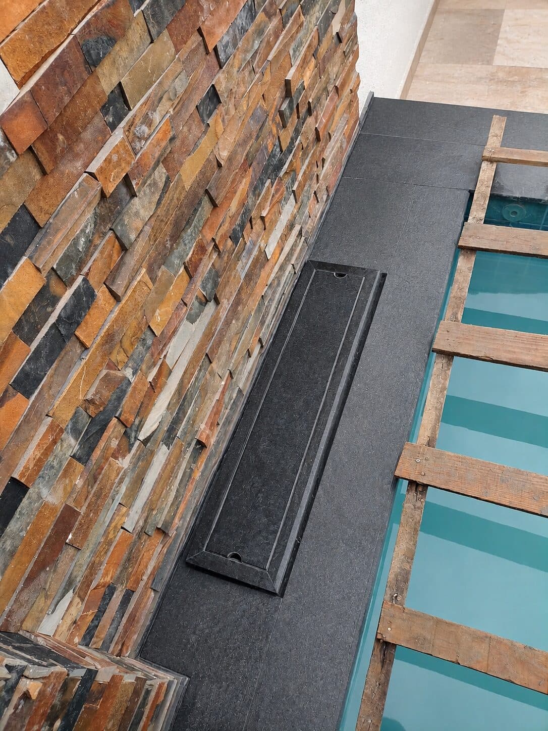 Borda de piscina com acabamento em pedra — projeto 03