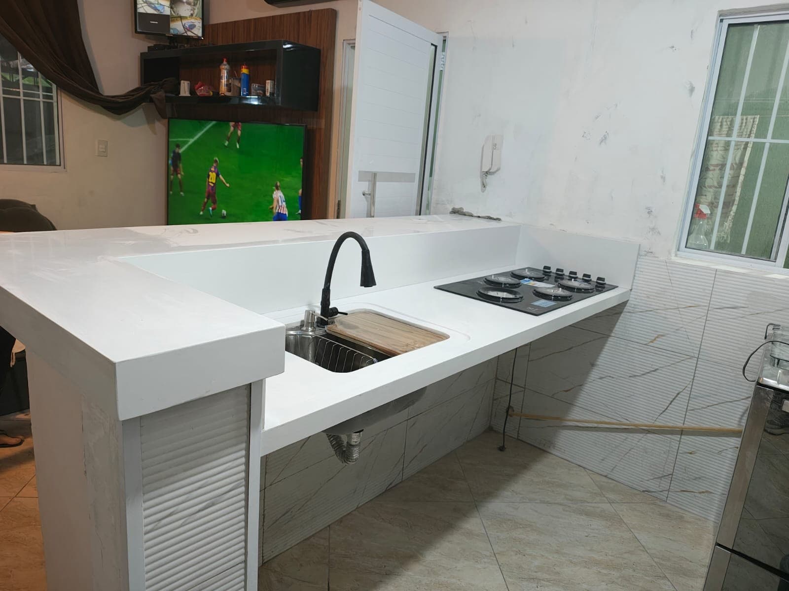 Cozinha com bancada clara e península