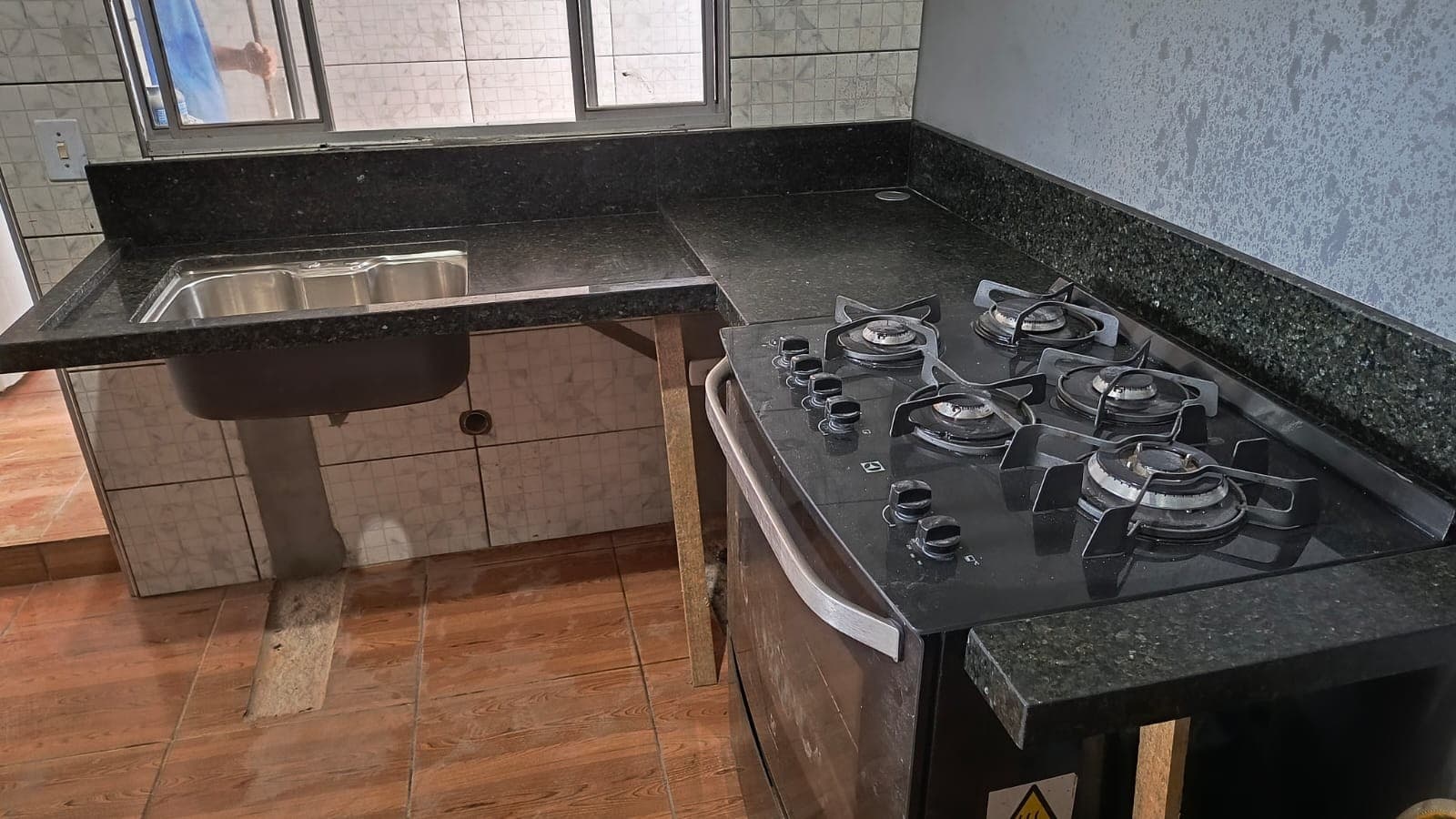 Instalação de bancada em cozinha em fase de execução
