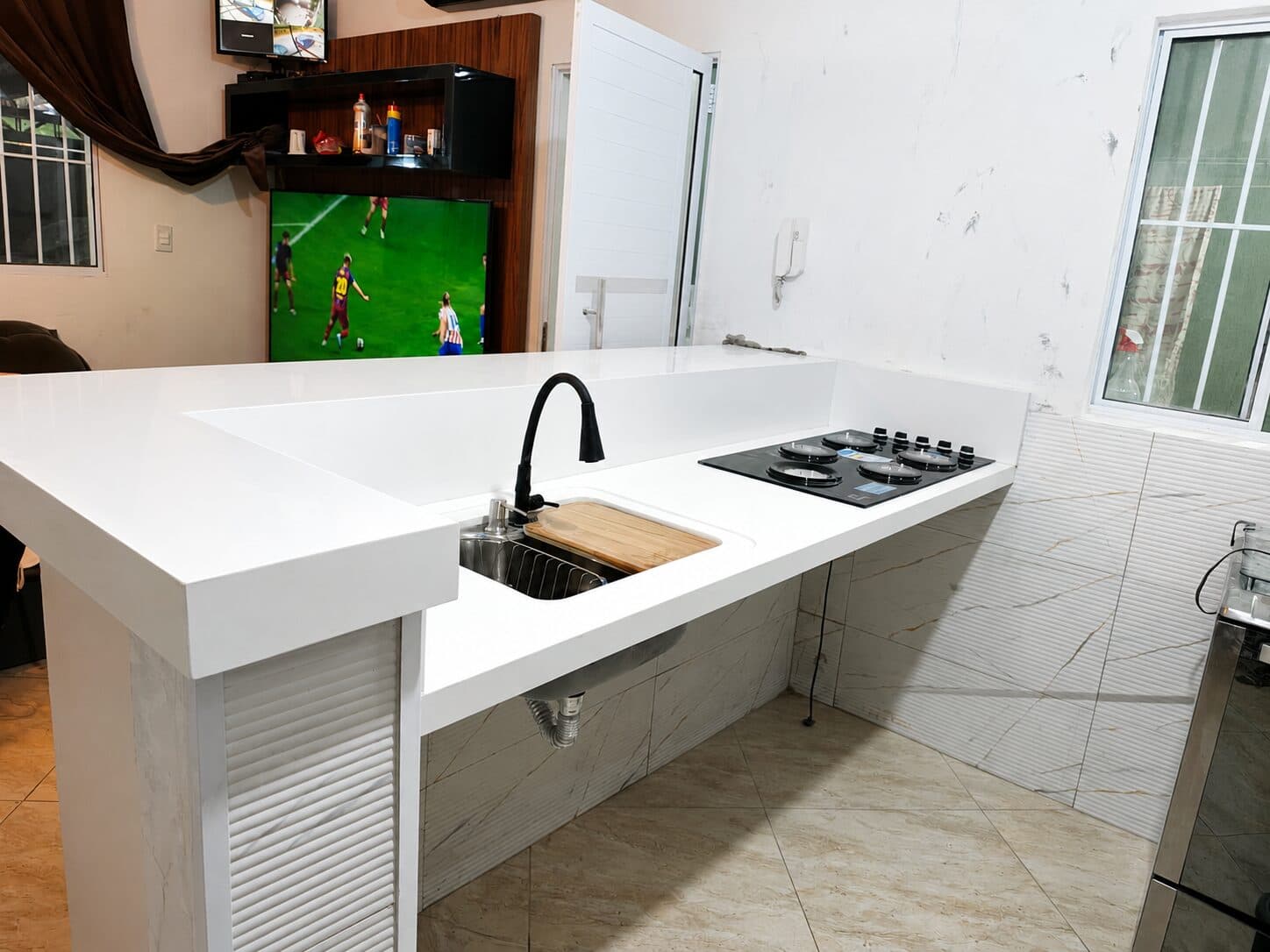 Cozinha com bancada e acabamento em pedra