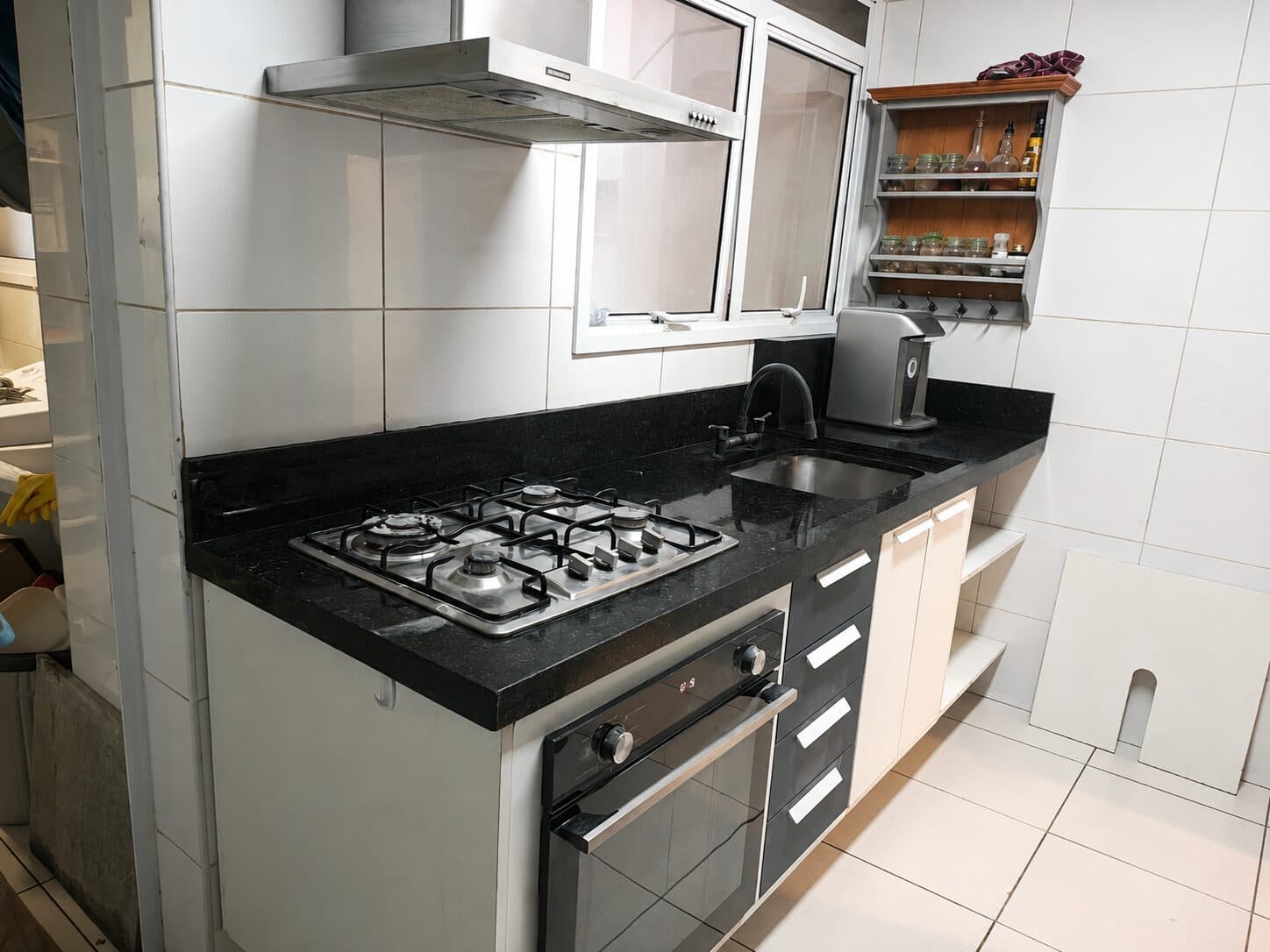 Cozinha com bancada e acabamento em pedra — projeto 03