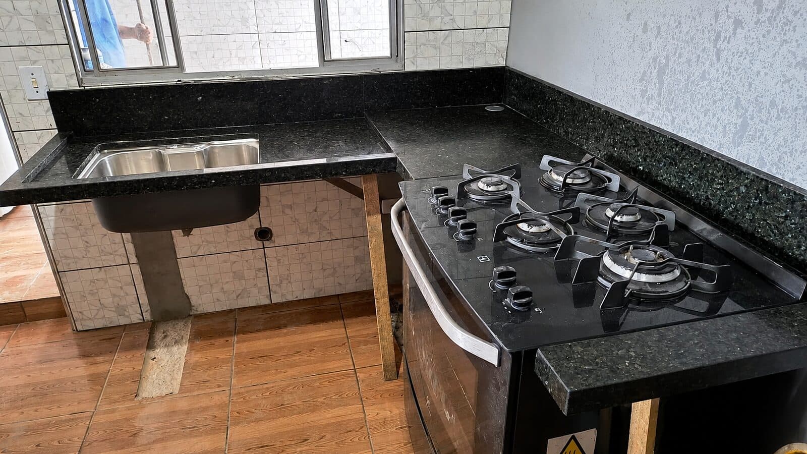 Cozinha com bancada e acabamento em pedra — projeto 04