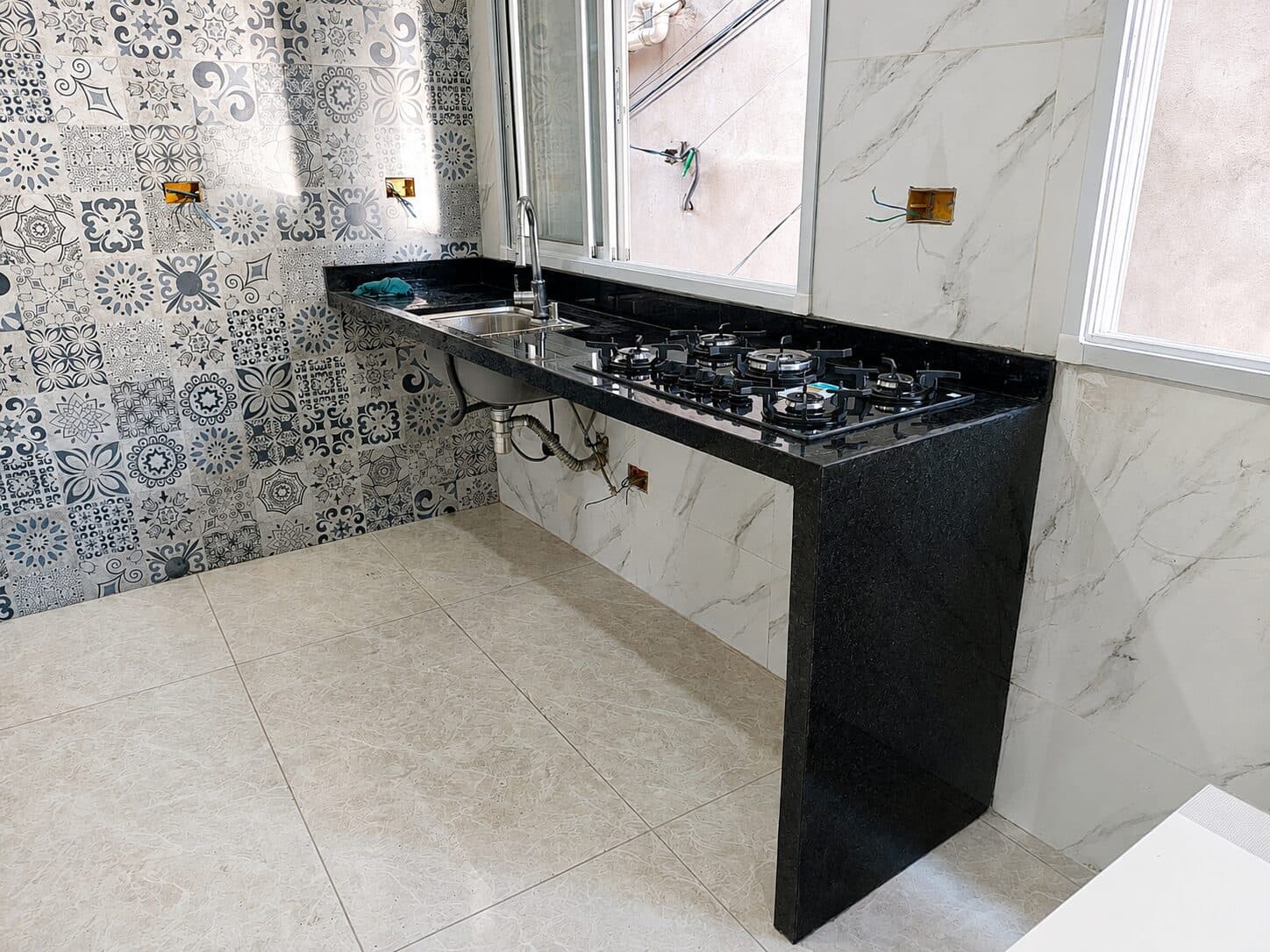 Cozinha com bancada e acabamento em pedra — projeto 05